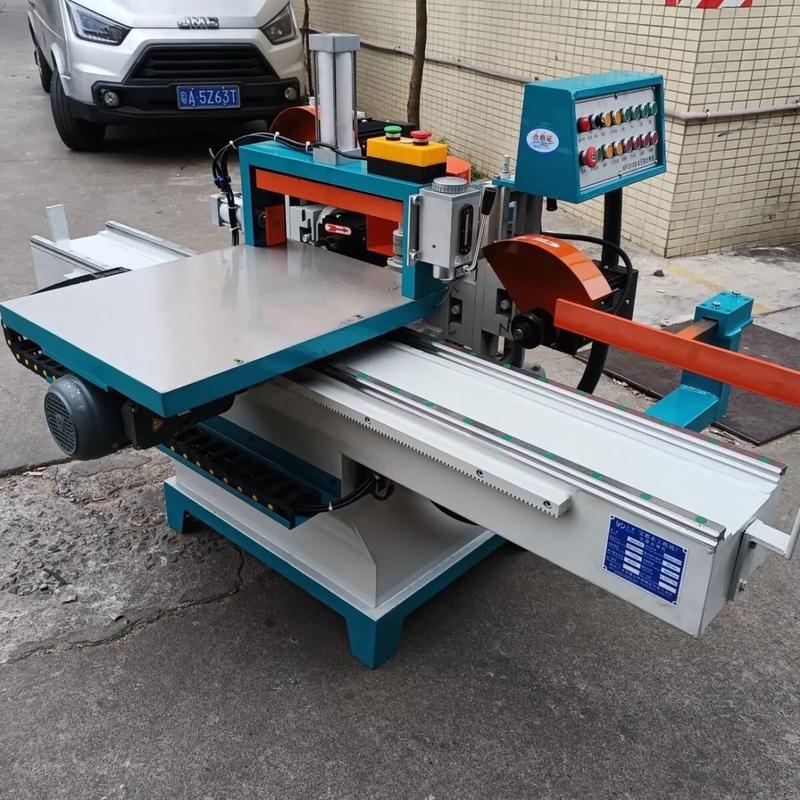 五碟鋸與自動開榫機(jī) 木工建筑機(jī)械的便捷實用之選